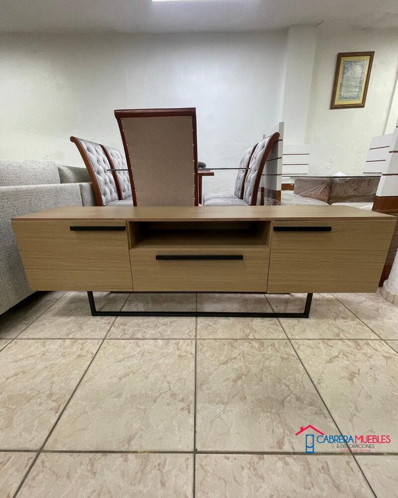 Credenza con puertas crema